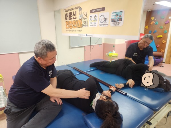 어깨마사지를 하는 중