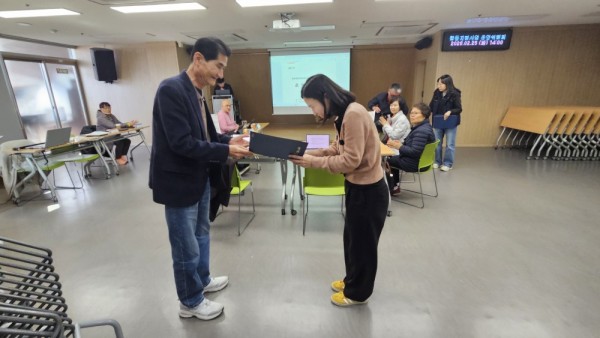 위촉장을 전달하는 모습