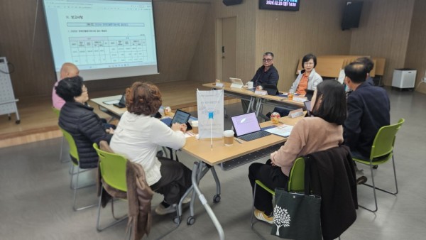 사업보고건에 대해 심의하는 모습