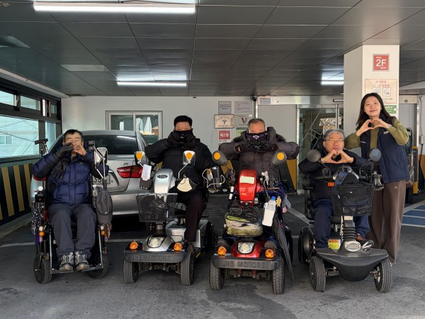 사랑의 집배원들이 손하트를 하고 있는 모습