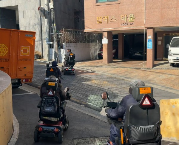 사랑의 집배원들이 각자의 목적지로 떠나는 뒷모습