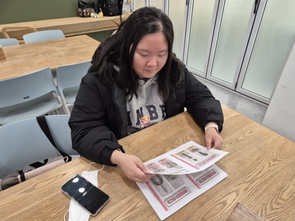 도구 사진 및 커피 샷내리는 과정 사진을 보는 모습