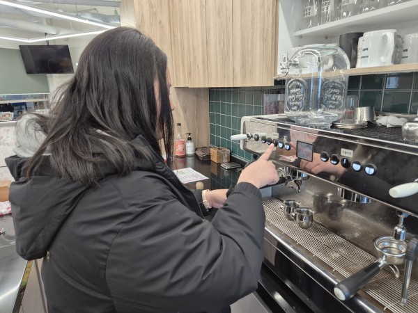 포터필터를 통해 샷을 추출하는 모습