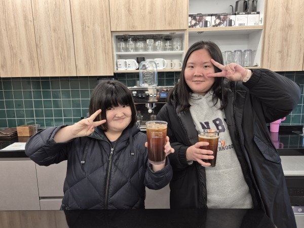 직접 만든 아메리카노를 들고 찍은 사진