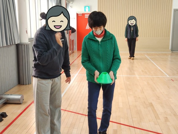 접시콘을 옮기는 모습