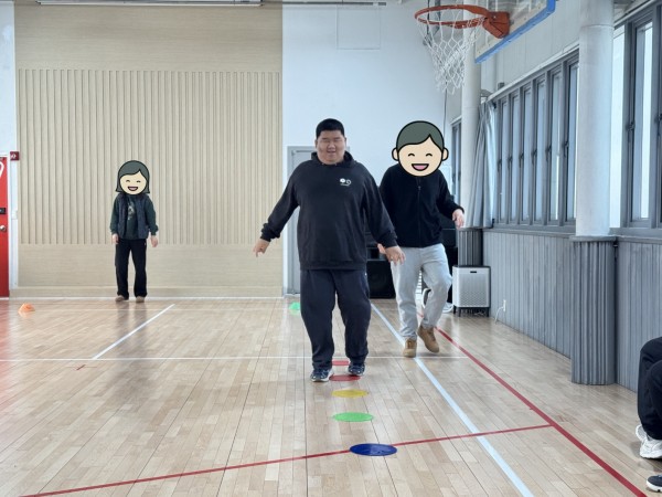 웃으며 원마커를 밟는 모습