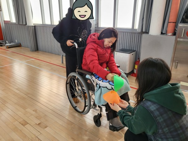 접시콘을 정해진 위치에 옮기는 모습