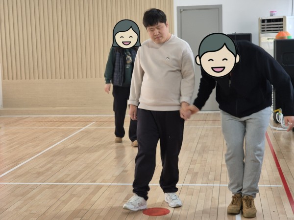 원마커를 밟으며 걷는 모습