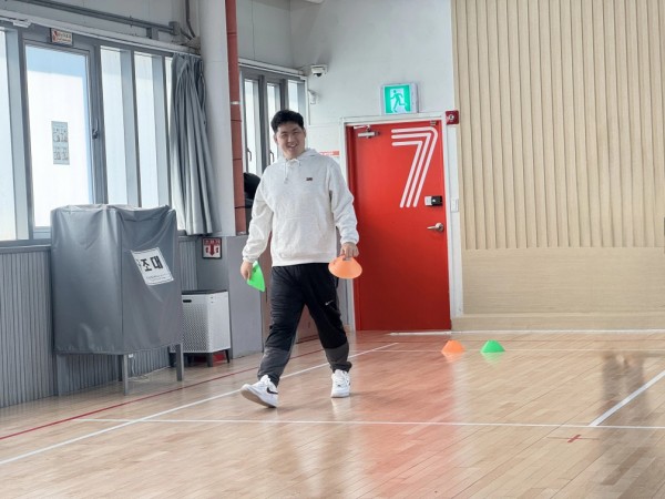 웃으며 접시콘을 들고 있는 모습