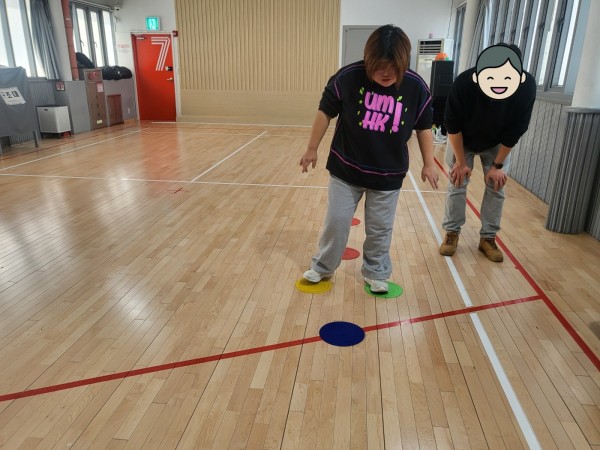 원마커를 양발로 밟는 모습