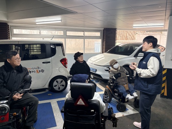 쉼터방문에 앞서 스쿠터및휠체어 이동 안전교육진행중