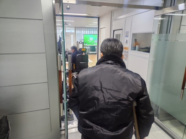 목발을 이용하여 쉼터 입장하는 이용인