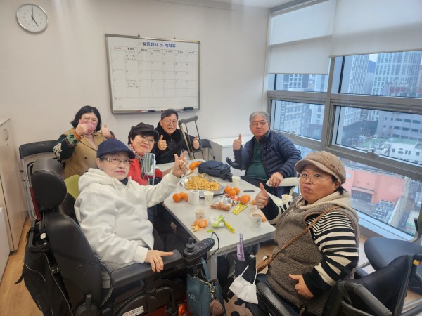 쉼터에서 운동자조모임중