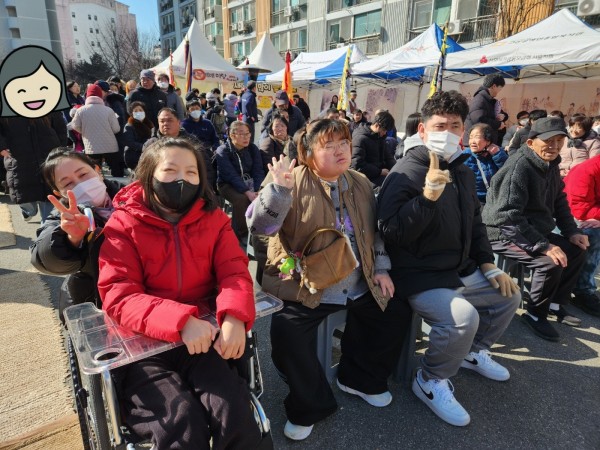 풍물놀이를 관람하고 있어요