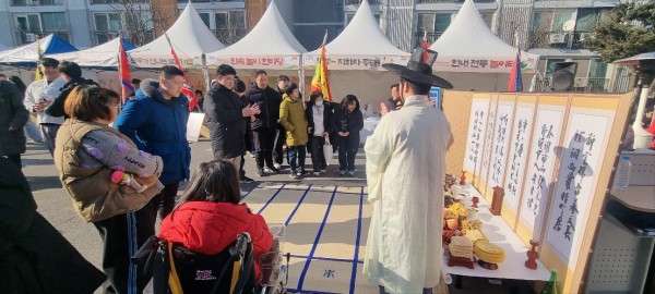 합동차례에 참석하여 묵념하고 있어요