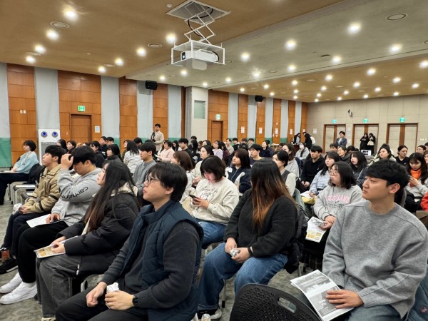 교육을 듣는 종사자의 모습