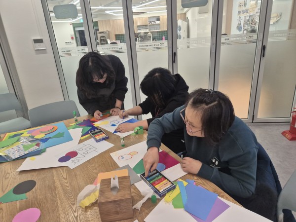 미술도구로 그림 그리는 모습