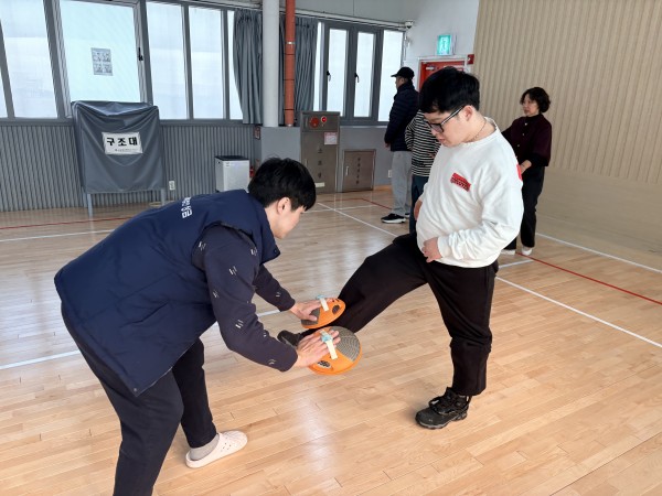 리듬에 맞춰 발을 쭉쭉쭉쭉 뻗는모습