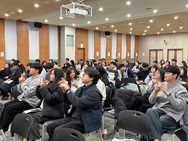 수어를 따라하는 종사자들의 모습