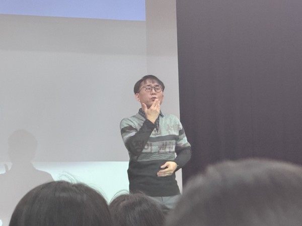수어로 직원들에게 강연하는 조윤산 강사의 모습