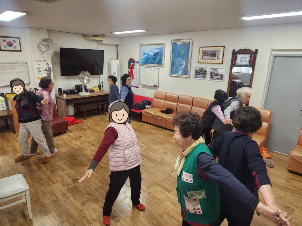 서로의 등을 당겨주는 짝 운동을 하는 중