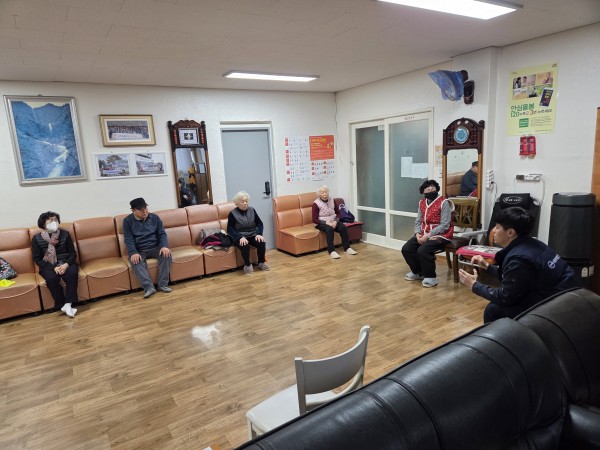 특수체육 선생님과 새해 목표에 대한 이야기를 나누는 모습