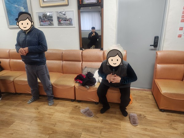 새로운 이용인분과 기존 이용인분이 함께 하체 운동을 하는 중