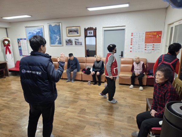 이용인들과 올해 화이팅을 다짐하는 특수체육 선생님