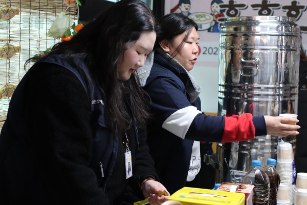 전통찻집을 운영하는 모습