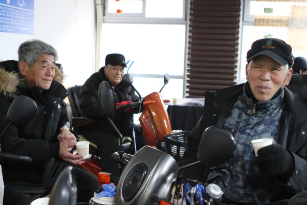 전통찻집을 이용하는 이용인의 모습