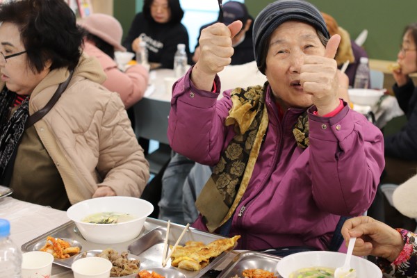 식사하는 이용인의 모습