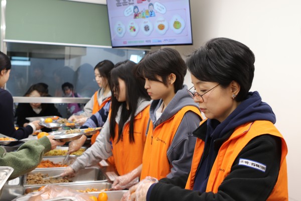 배식봉사를 도와주는 후원자분들의 모습