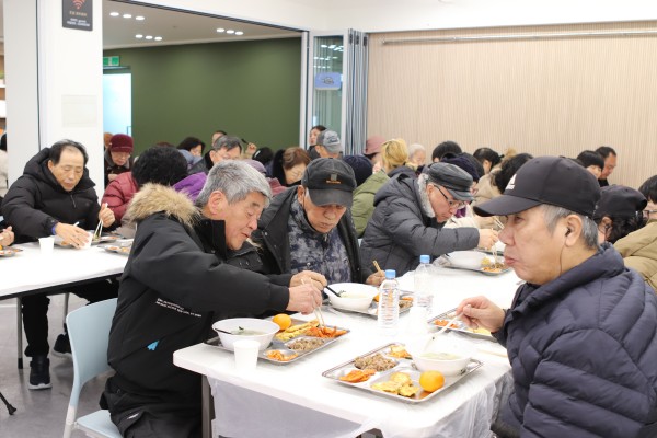 다함께 떡국을 먹는 모습