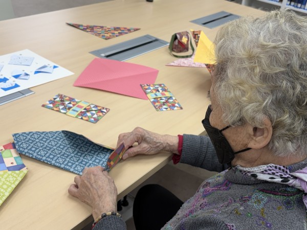 종이접기를 하고 있는 단원 모습