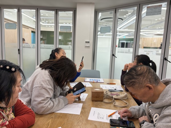 핸드폰으로 디지털 연습하는 참여자