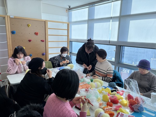 뜨개활동을 하는 부모님들