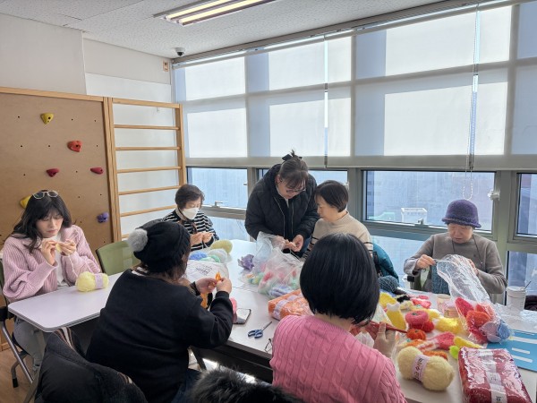 뜨개활동을 하는 부모님들