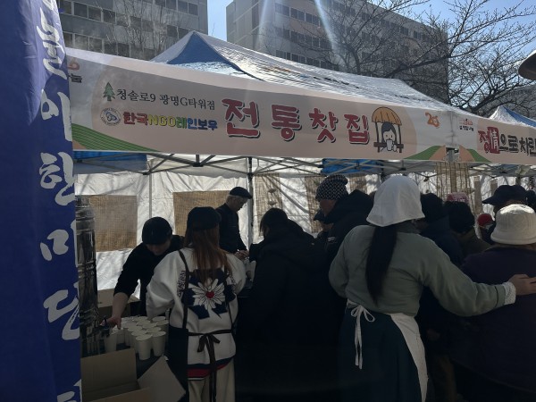 자원봉사를 하고 있는 모습