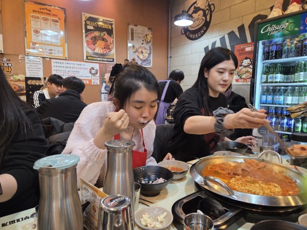 맛있는 부대찌개를 먹는 이용자의 모습