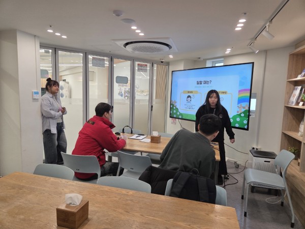 모여서 일상생활 예절에 대한 교육을 듣고 있는 모습&gt;&lt;br&gt;&lt;/p&gt;&lt;p style=