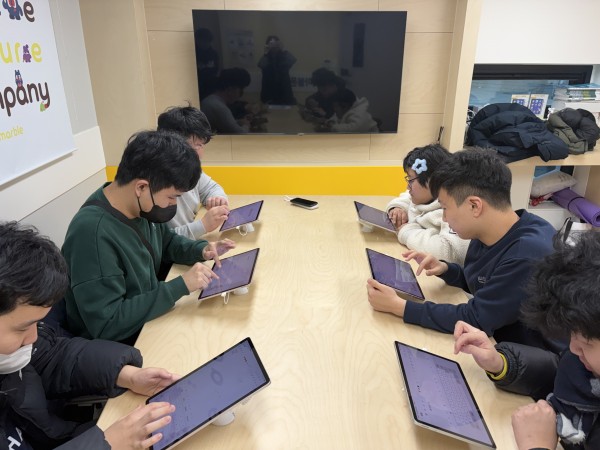 태블릿 PC 이용하는 모습