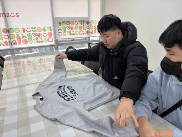 청소년이 옷을 개는 모습