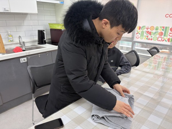 청소년이 옷을 개는모습