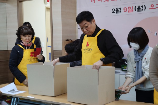 설 명절 꾸러미 포장중인 아너소사이어티 후원자