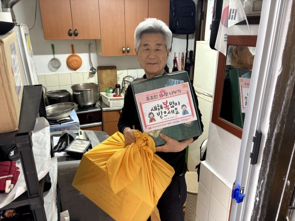 설 명절 꾸러미를 받고 웃는 남자 이용인