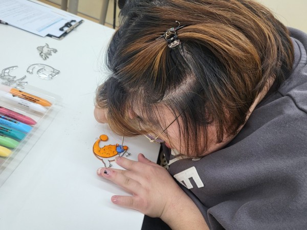 열심히 색을 입히고 있어요