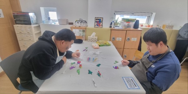 작은공룡을 정성껏 색칠해요