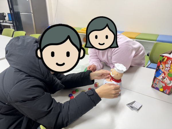 열린공간에서 보드게임 하는 모습