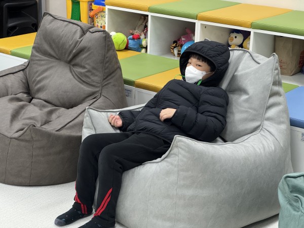 열린공간에서 빈백에 앉아있는 모습