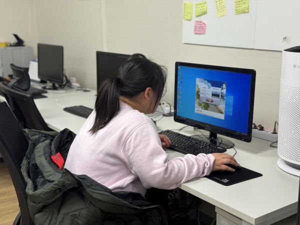 컴퓨터존에서 컴퓨터를 하는 모습